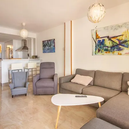 3 Bedroom Cozy In Appartement *